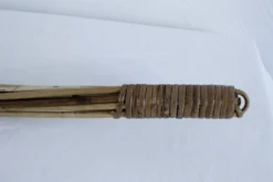 Tapette à tapis ancienne en osier