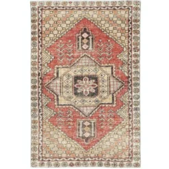 Tapis accent turc vintage. Noué à la main en Turquie. Couleurs beige et rouge.