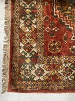Tapis anciens en laine a décors sur fond rouge XX siècle