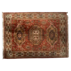 Tapis anciens en laine a décors sur fond rouge XX siècle