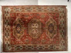 Tapis anciens en laine a décors sur fond rouge XX siècle