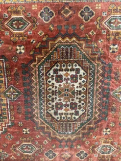 Tapis anciens en laine a décors sur fond rouge XX siècle
