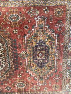 Tapis anciens en laine a décors sur fond rouge XX siècle