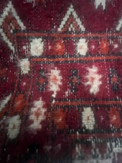 Tapis anciens en laine a décors sur fond rouge XX siècle