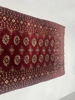 Tapis anciens en laine a décors sur fond rouge XX siècle