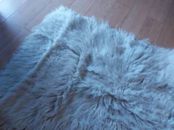 Tapis a poils longs pure laine blanc , vintage