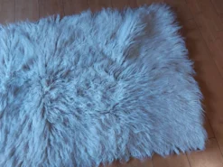 Tapis a poils longs pure laine blanc , vintage