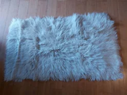 Tapis a poils longs pure laine blanc , vintage