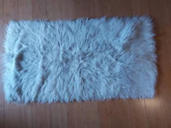 Tapis a poils longs pure laine blanc , vintage