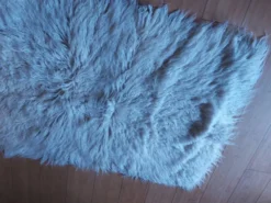 Tapis a poils longs pure laine blanc , vintage