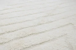 Tapis Beni Ouarain 300×225 cm – Tapis en laine marocaine ivoire avec motif chevron, GO-963