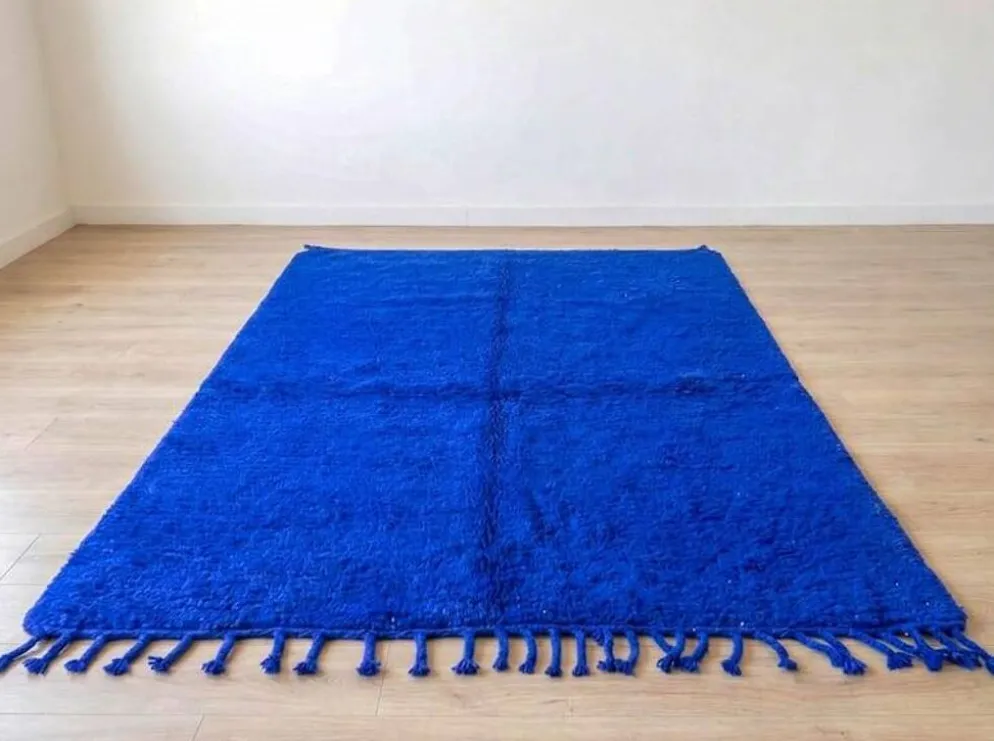 Tapis Beni Ouraine en laine naturelle bleu majorelle taille 1,4/2,6 m