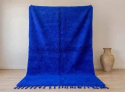Tapis Beni Ouraine en laine naturelle bleu majorelle taille 1,4/2,6 m