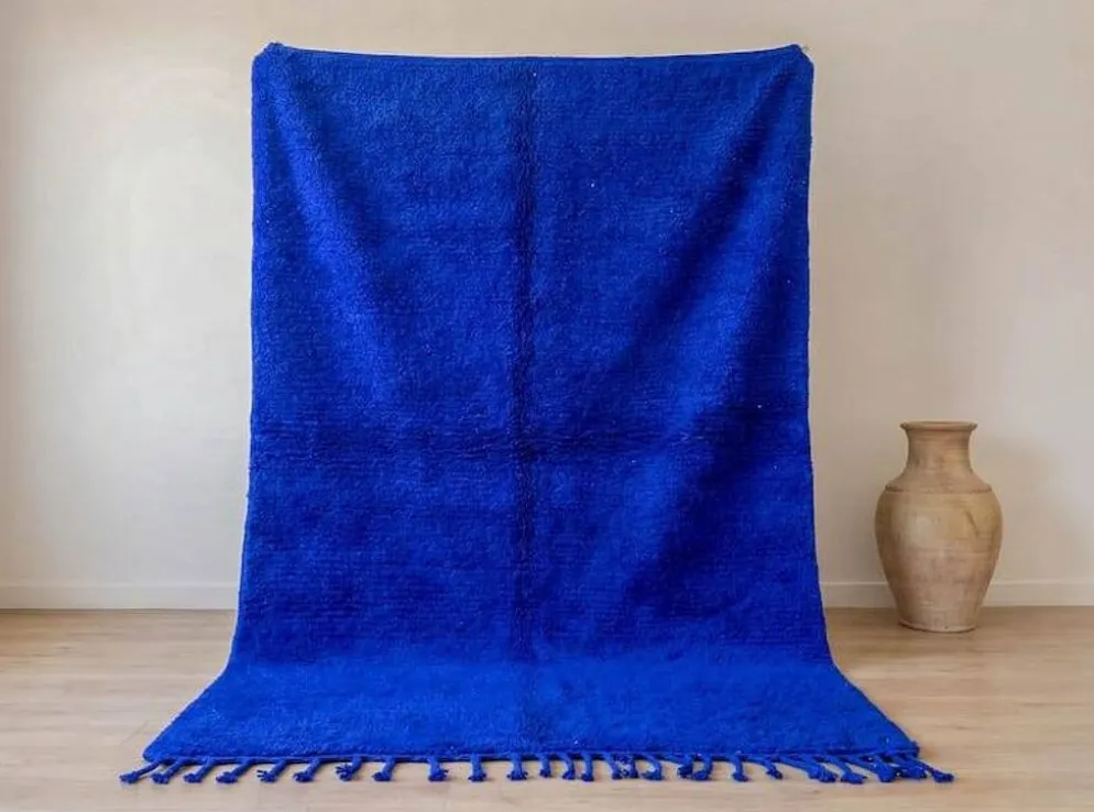 Tapis Beni Ouraine en laine naturelle bleu majorelle taille 1,4/2,6 m