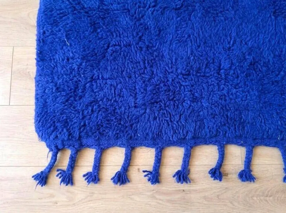 Tapis Beni Ouraine en laine naturelle bleu majorelle taille 1,4/2,6 m