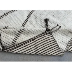 Tapis berbère au design contemporain marocain. 100 % laine. Tapis Beni Ourain fait à la main.