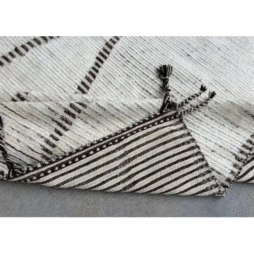 Tapis berbère au design contemporain marocain. 100 % laine. Tapis Beni Ourain fait à la main.