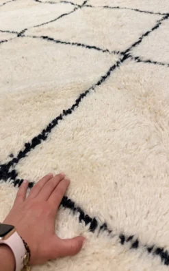 Tapis berbère Beni Ouarain écru et noir en laine
