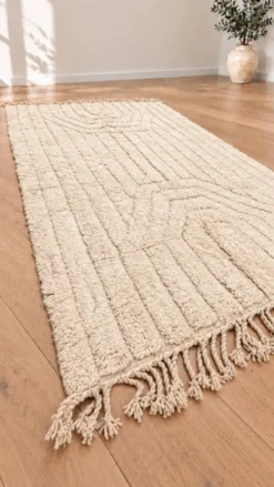 Tapis berbère écru en laine à motifs relief – 150 × 240 cm