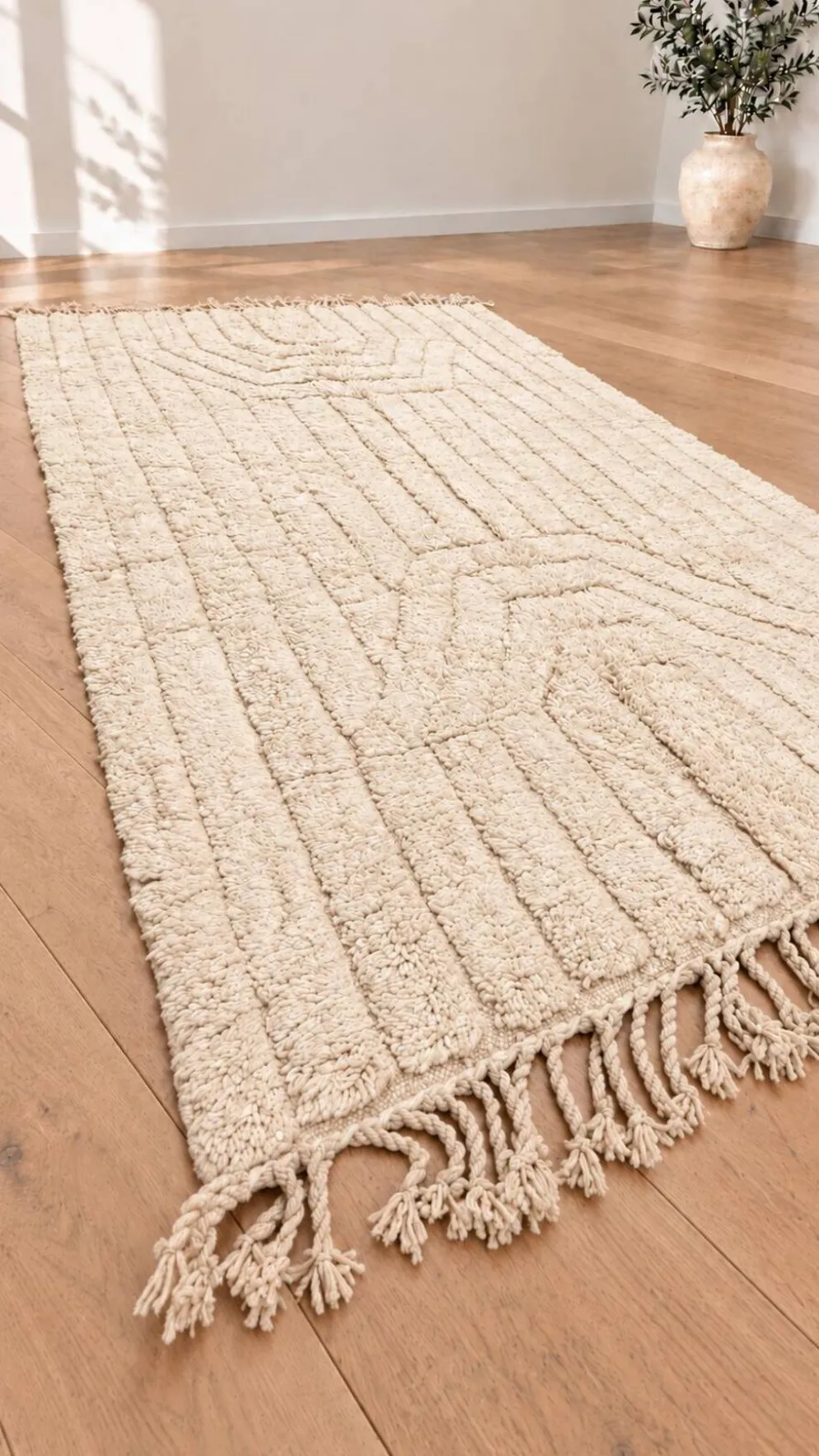 Tapis berbère écru en laine à motifs relief – 150 × 240 cm