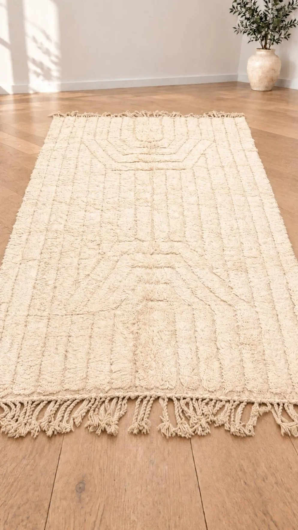 Tapis berbère écru en laine à motifs relief – 150 × 240 cm