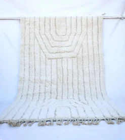 Tapis berbère écru en laine à motifs relief – 150 × 240 cm