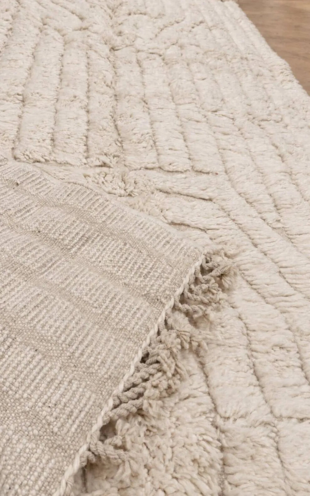 Tapis berbère écru en laine à motifs relief – 150 × 240 cm