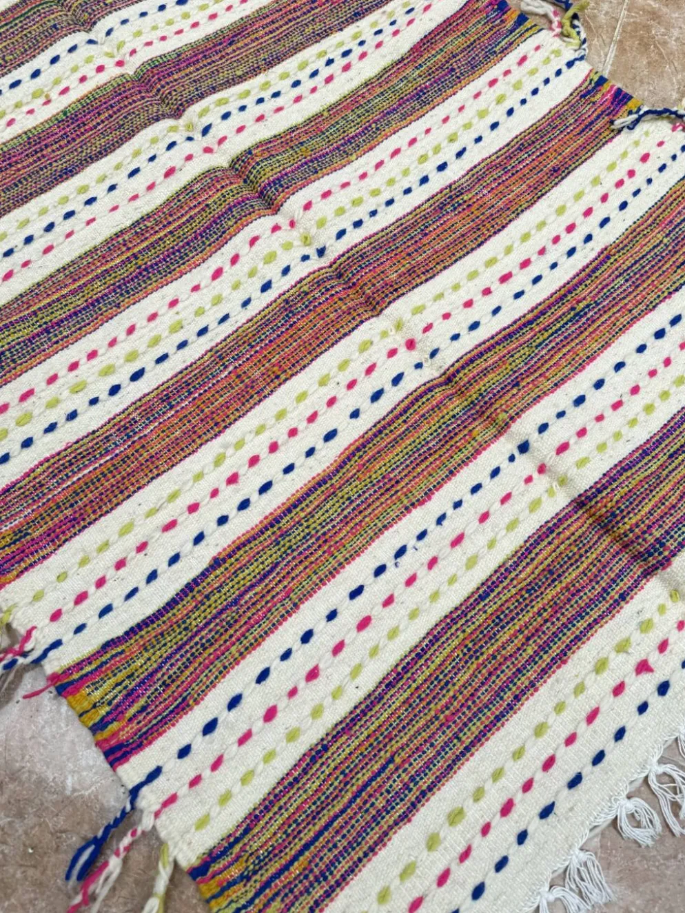 Tapis berbère kilim tissé à la main : petit tapis d'appoint marocain