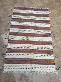 Tapis berbère kilim tissé à la main : petit tapis d'appoint marocain