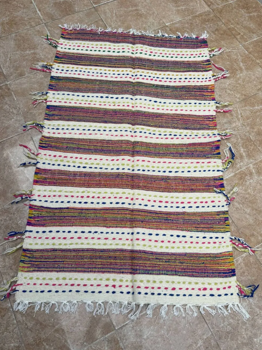 Tapis berbère kilim tissé à la main : petit tapis d'appoint marocain