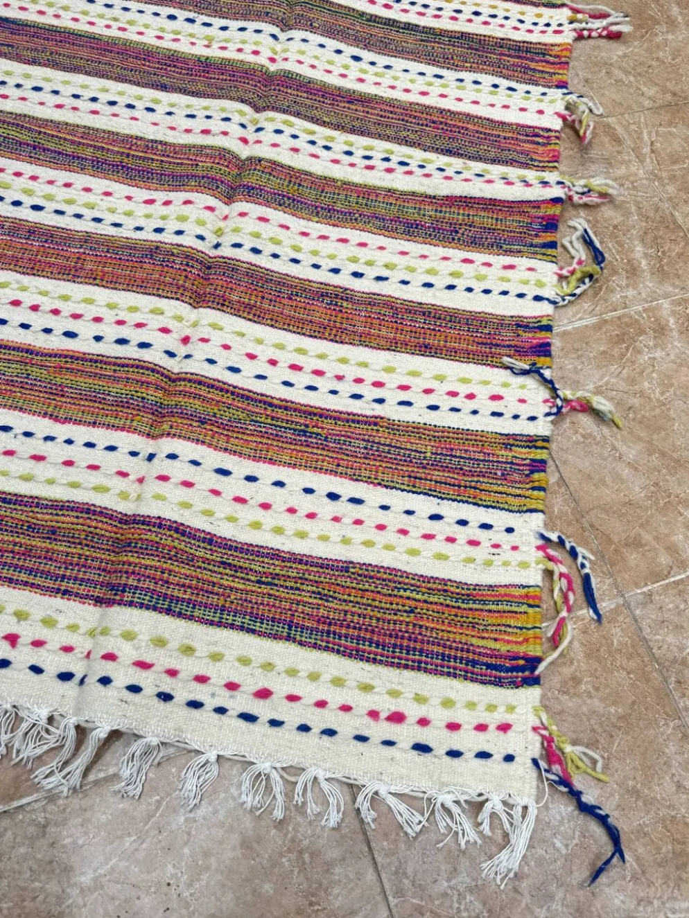 Tapis berbère kilim tissé à la main : petit tapis d'appoint marocain