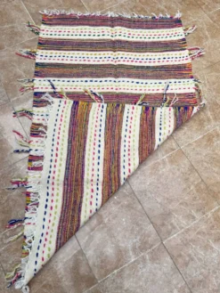 Tapis berbère kilim tissé à la main : petit tapis d'appoint marocain