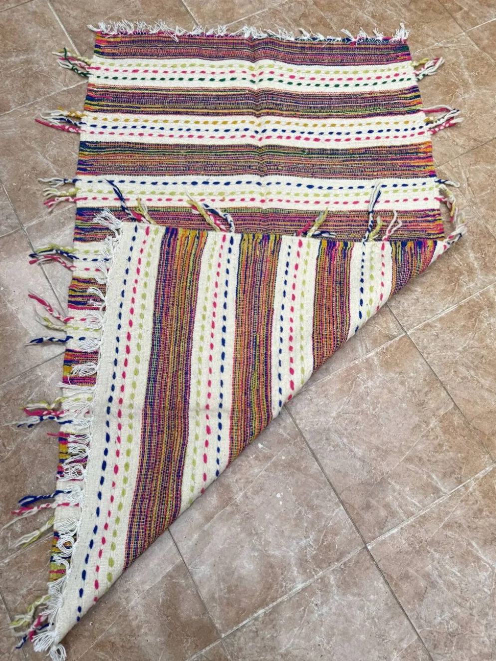 Tapis berbère kilim tissé à la main : petit tapis d'appoint marocain