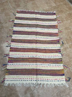Tapis berbère kilim tissé à la main : petit tapis d'appoint marocain
