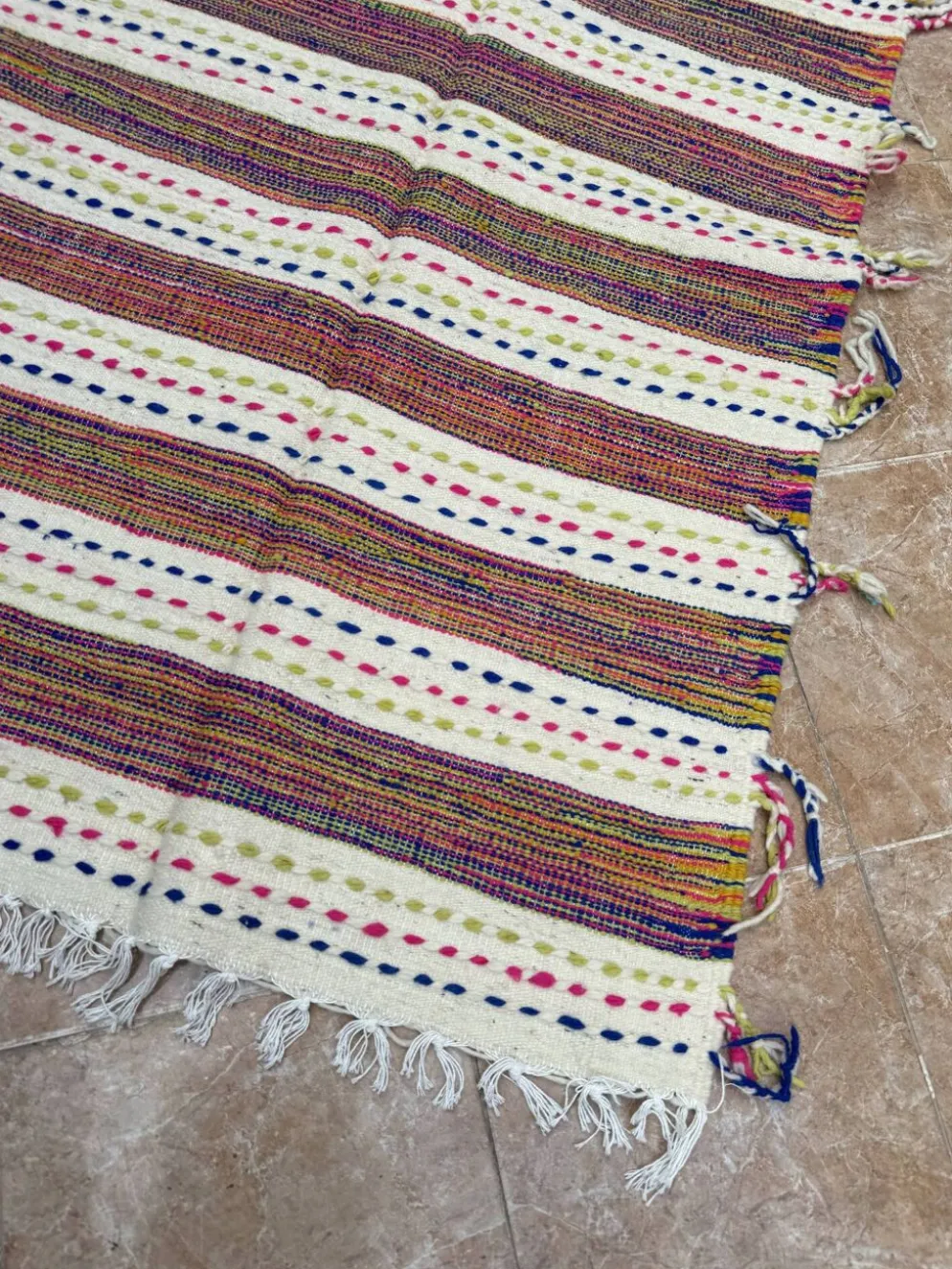 Tapis berbère kilim tissé à la main : petit tapis d'appoint marocain
