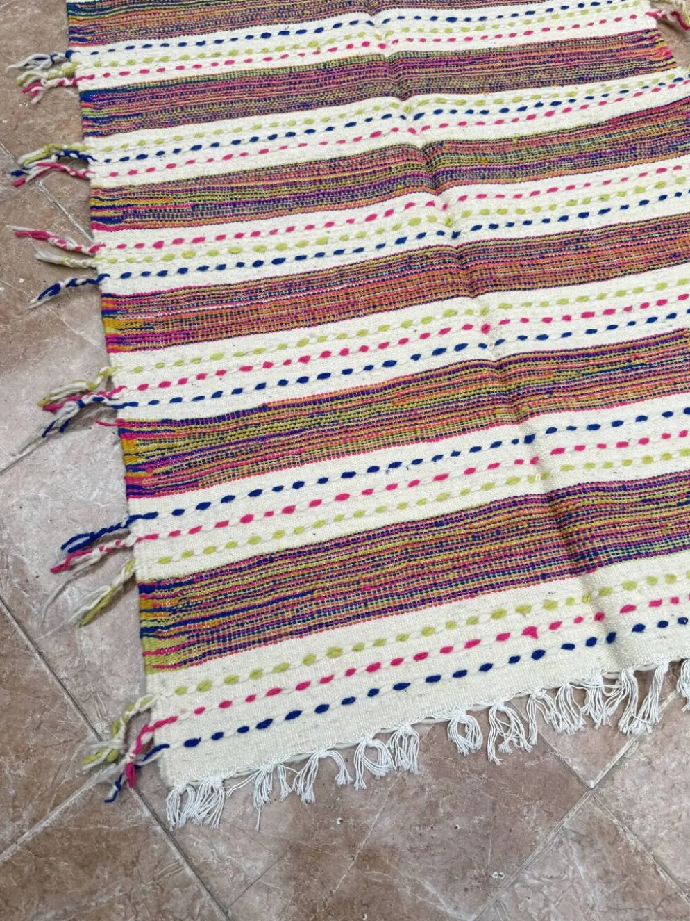 Tapis berbère kilim tissé à la main : petit tapis d'appoint marocain