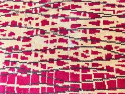 Tapis/carpet en bouclé abstrait organique design des années 1960, Tchécoslovaquie.