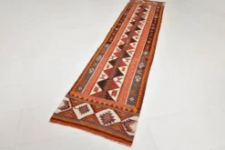 Tapis couloir vintage kilim orange et marron, motif oriental