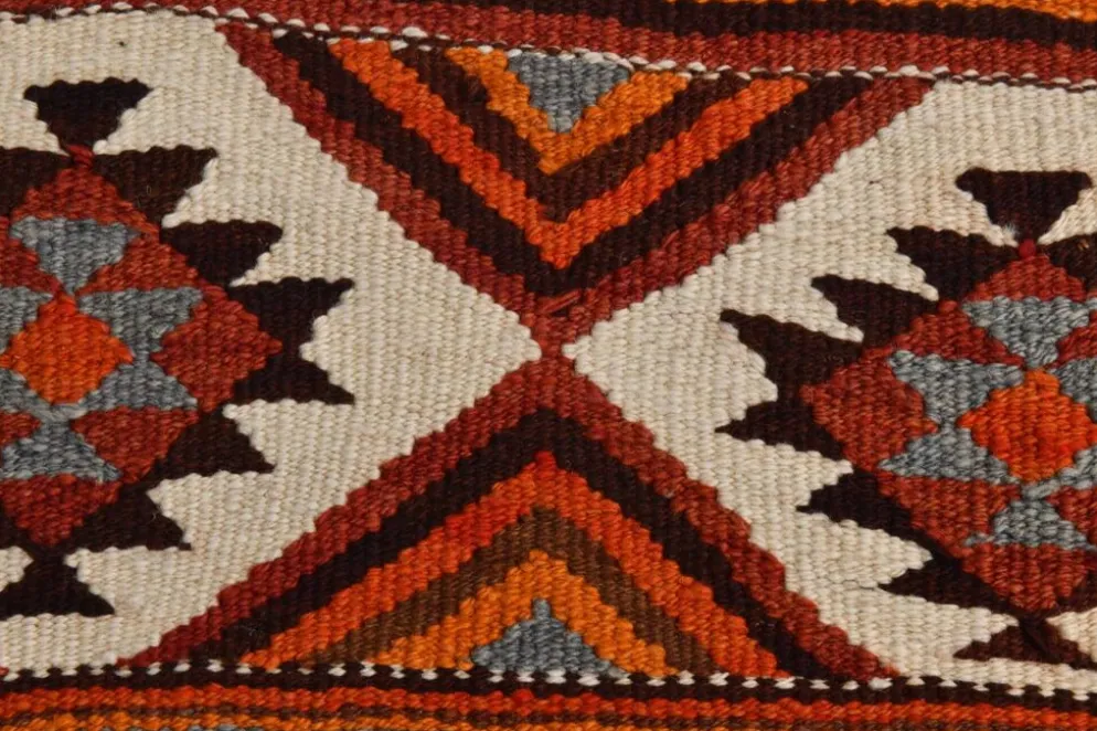 Tapis couloir vintage kilim orange et marron, motif oriental