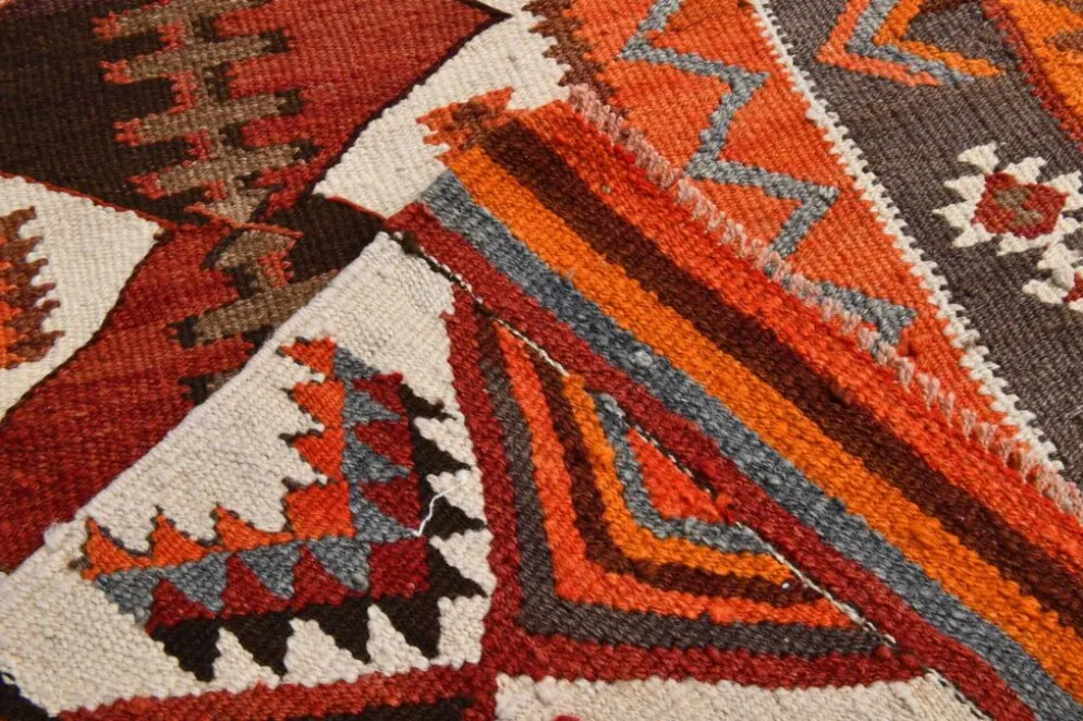 Tapis couloir vintage kilim orange et marron, motif oriental