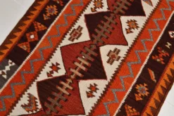 Tapis couloir vintage kilim orange et marron, motif oriental