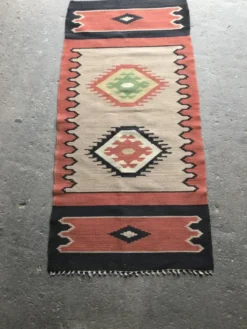 Tapis coureur Mid-Century marron en tissu flatweave kilim, motifs géométriques 127x59 cm