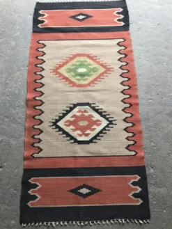 Tapis coureur Mid-Century marron en tissu flatweave kilim, motifs géométriques 127x59 cm