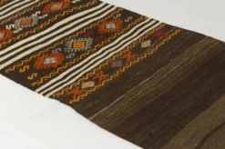 Tapis coureur turc vintage, kilim anatolien tissé à la main, géométrique aux tons terre.