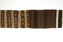 Tapis coureur turc vintage, kilim anatolien tissé à la main, géométrique aux tons terre.