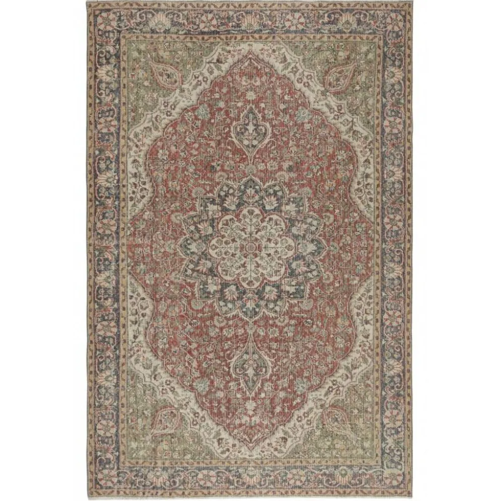 Tapis d'aire turc rouge vintage pour la décoration du salon. Tapis en laine noué à la main avec un design de médaillon.