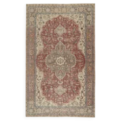 Tapis d'aire turc rouge vintage. Tapis en laine noué à la main avec un design de médaillon.