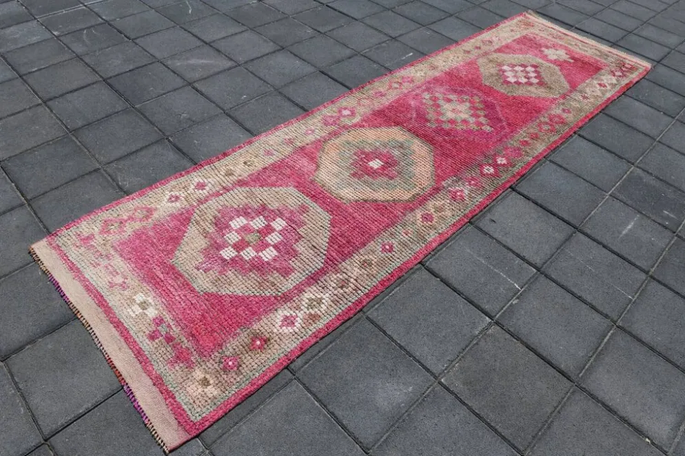 Tapis de couloir anatolien fuchsia, motifs géométriques vintage, 94x324 cm
