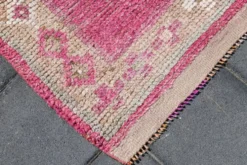 Tapis de couloir anatolien fuchsia, motifs géométriques vintage, 94x324 cm