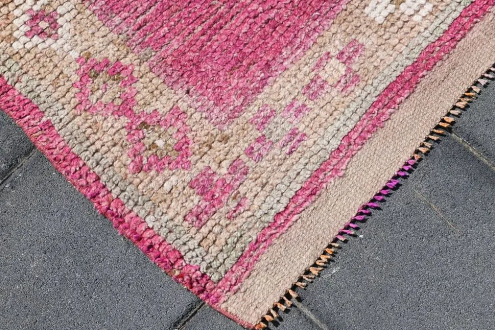Tapis de couloir anatolien fuchsia, motifs géométriques vintage, 94x324 cm